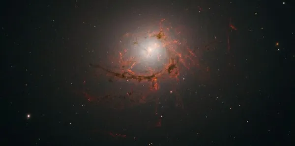 哈勃望远镜拍摄奇景：NGC 4696星系中心超巨型黑洞缓慢吞噬