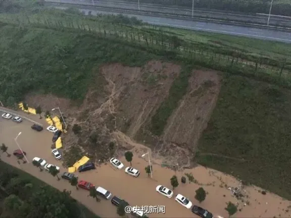 武汉后：南京一夜暴雨 大水围城地铁站灌水