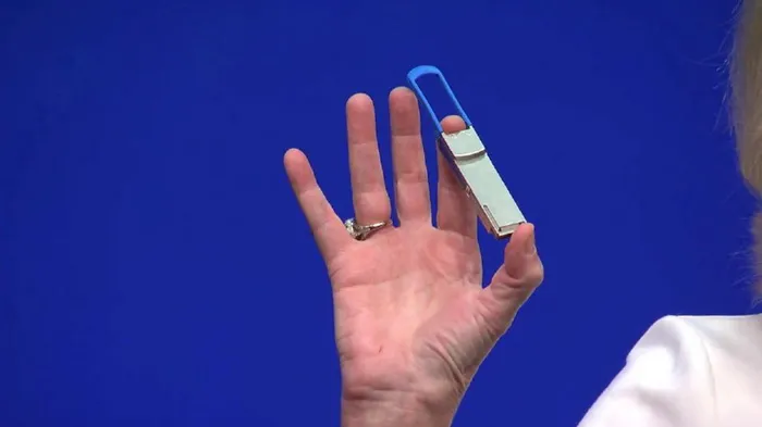 你们竟然敢说Intel挤牙膏？革命性硅光学芯片教你做人