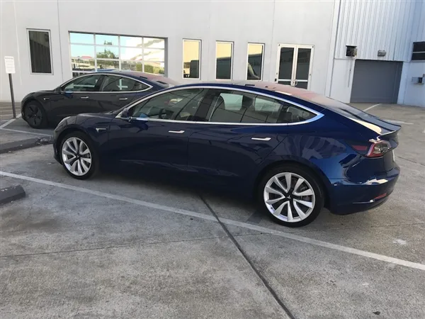 特斯拉Model 3量产车曝光：后排空间不忍直视