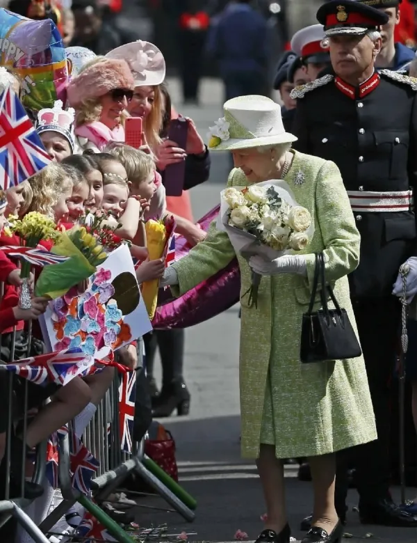 英国女王“工资”出炉：今年暴涨2400万