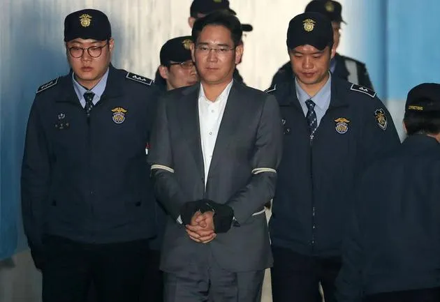韩国检方披露政府高官笔记 施压三星太子行贿案