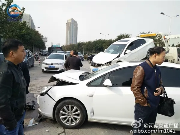 女司机错把油门当刹车：“俩车都撞碎了”