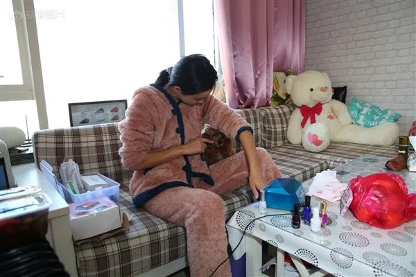 帅气美女骑哈雷纵穿中国：男人都服