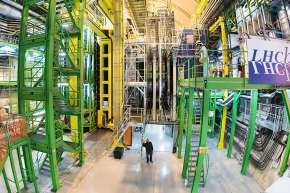 物理学家喜迎最新大型强子对撞机数据异常