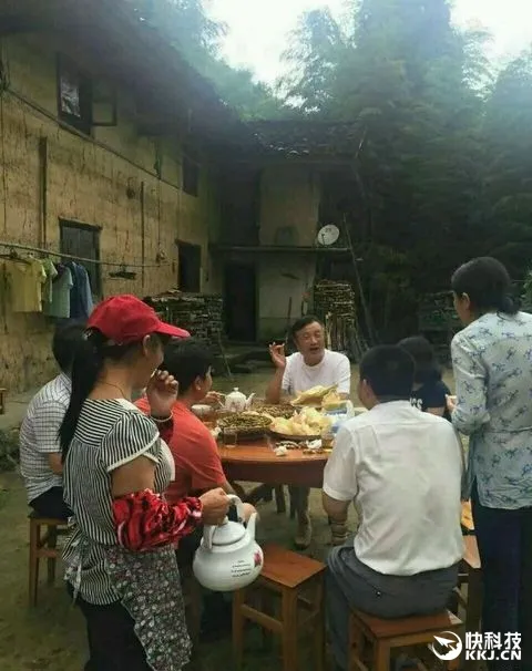 华为创始人任正非的另类中秋：戴草帽穿短裤下乡