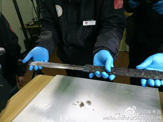 河南出土2000年前大宝剑 出鞘视频获网友赞：被寒光闪到了