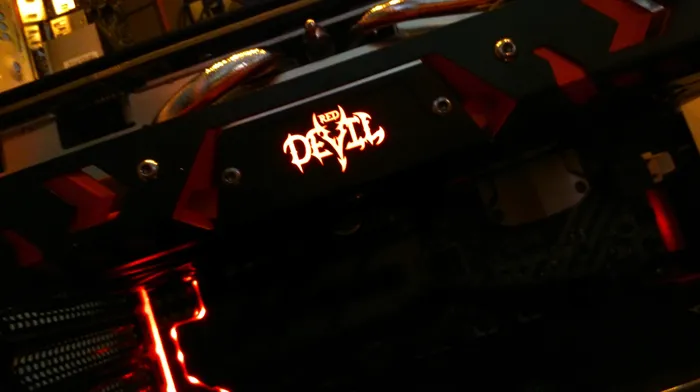 迪兰DEVIL RX 580“恶魔降临”，2.5槽大面包设计