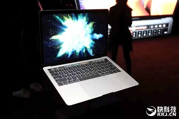 史上最轻薄！新Macbook Pro图赏/上手视频：触控屏逆天