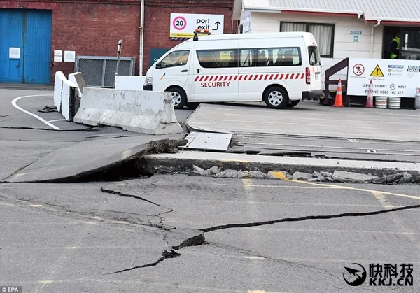 新西兰7.8级巨震现场：道路撕裂、一片狼藉