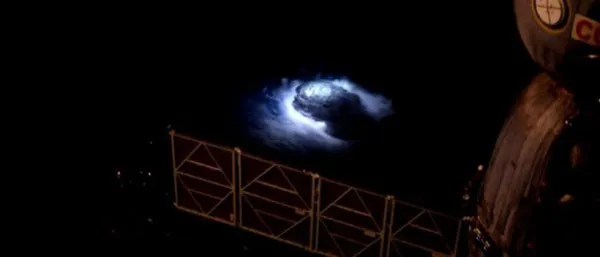 [图]从国际空间站上拍摄到的蓝色闪电雷暴