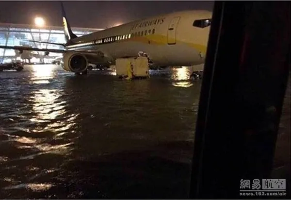 印度百年一遇暴雨淹没机场：客机集体“泡澡”