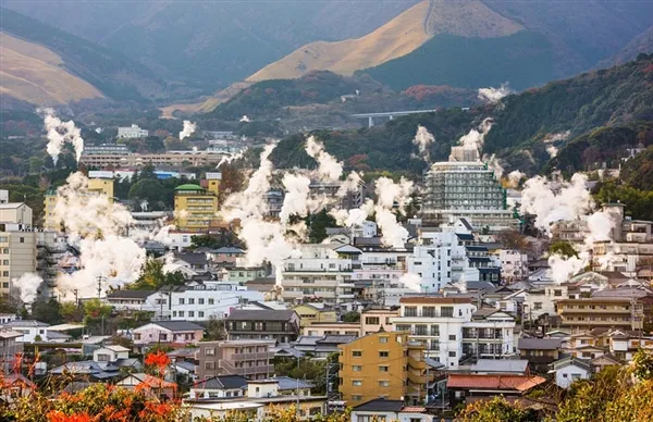 日本地壳频繁运动现神奇小镇：有3千多火山温泉