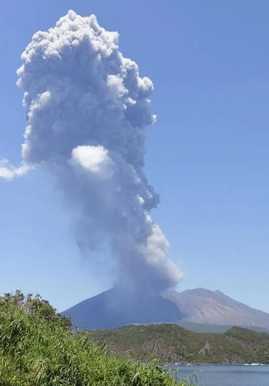 日本樱岛火山时隔9个月喷发 喷烟高度达3200米