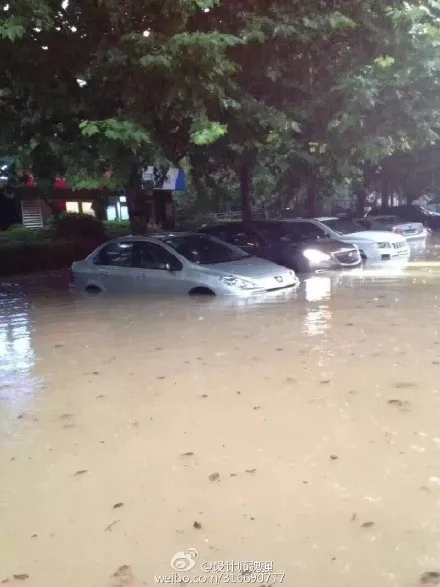 武汉后：南京一夜暴雨 大水围城地铁站灌水