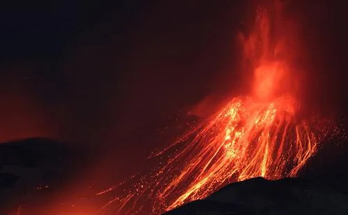 英纪录片团队遭遇埃特纳火山喷发险境逃生