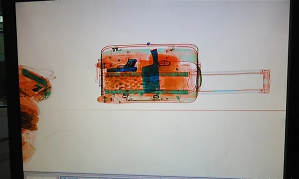 人和行李过安检时 电脑上的那些神奇画面
