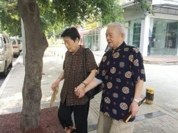 8旬老夫妻“蹲守”网吧6年，只为防止未成年人上网