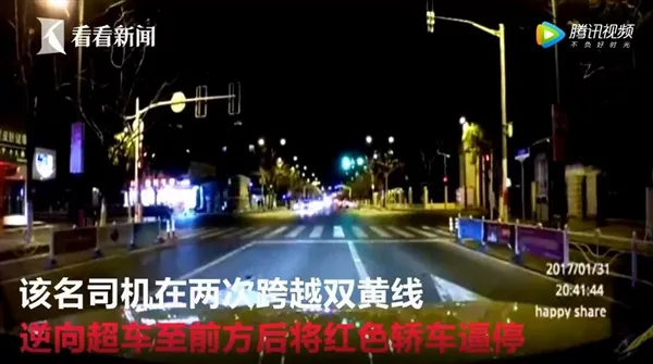 宝马闪大灯被竖中指：路怒疯狂逼停对方