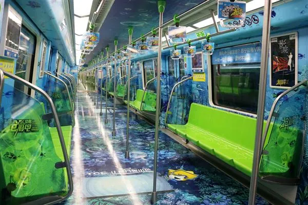 南京地铁变身“足球场” 这画风也是没谁了