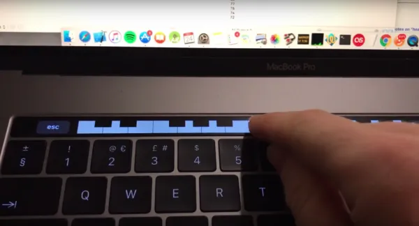 不止玩游戏：你还可以用 Touch Bar 弹钢琴