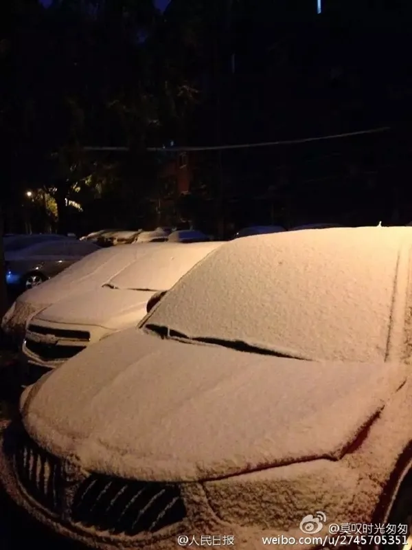 北京初雪如约而至 网友开启晒图模式