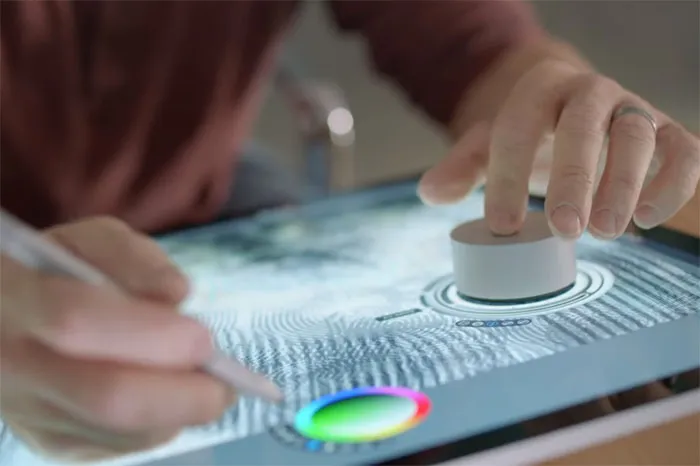 Surface Dial可能像块月饼，但其实是个提高创作效率的兵器