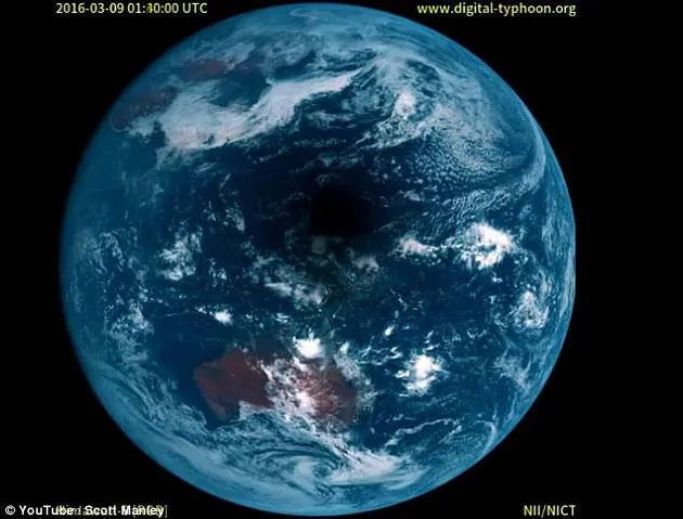 从太空中看日食：气象卫星图像显示月球阴影经过地球