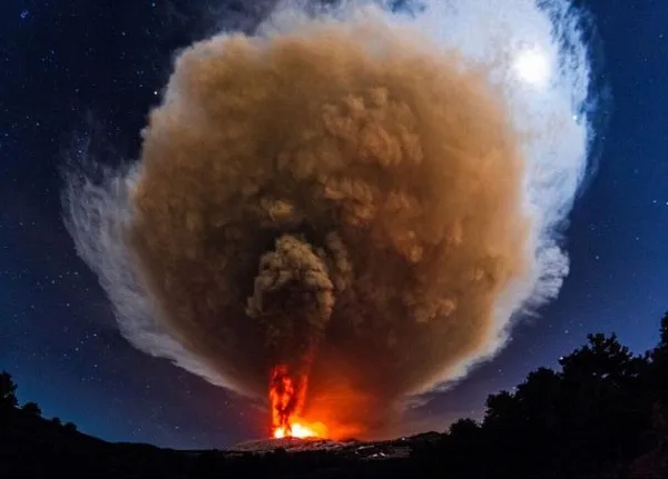 [图]意大利埃特纳火山喷发 烟柱直冲天空