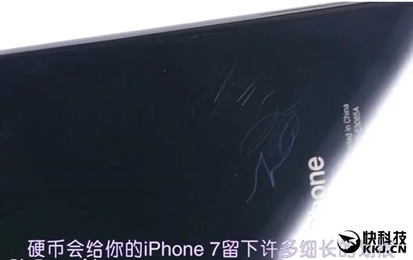 视频：一根牙签就能刮花亮黑色iPhone 7？