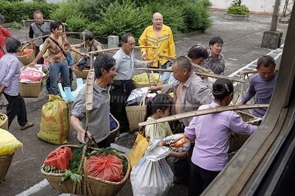 京广线上最暖心火车走红：沿途百姓可免费坐