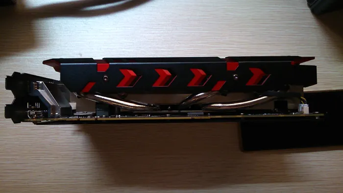 迪兰DEVIL RX 580“恶魔降临”，2.5槽大面包设计