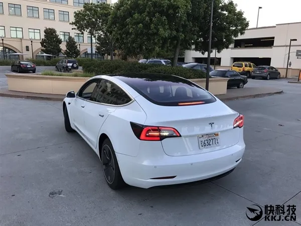 特斯拉Model 3真车照曝光 轮毂画风清奇