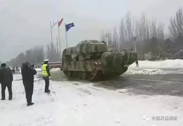 [图]雪后街头出现扫雪神器：“坦克加飞机发动机”