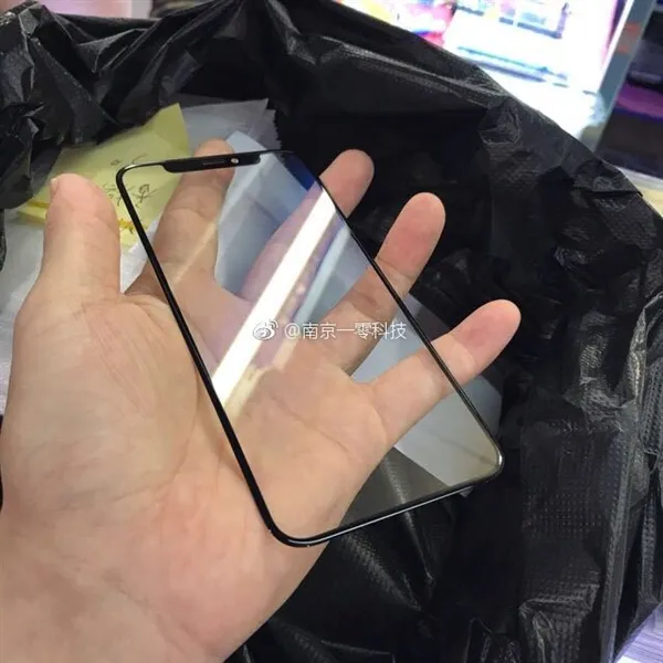 别被苹果骗了！iPhone 8屏幕玻璃曝光：亮屏美如画