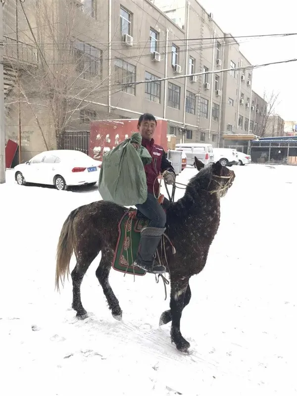 [图]大雪封路 快递小哥用上“原始工具”送快递