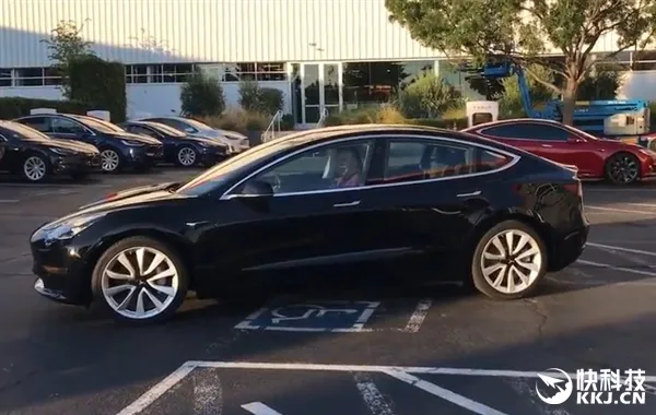 24万平民神车！特斯拉Model 3量产版首曝：配大号iPad