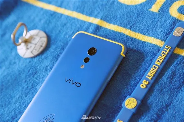 4998元！vivo Xplay6库里定制版图赏：配色亮骚