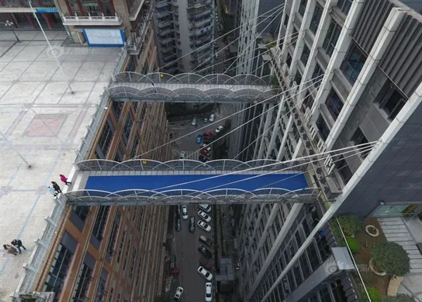 国内惊现最牛天桥：68.5米高 横跨两座大楼