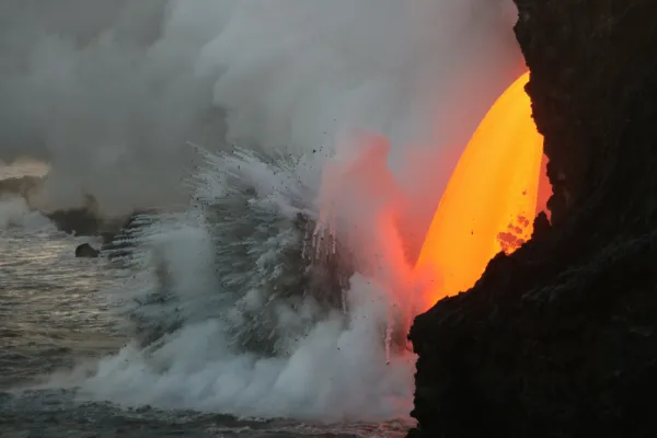 [视频]夏威夷火山红色岩浆流倾泻而出：上演“冰与火之歌”