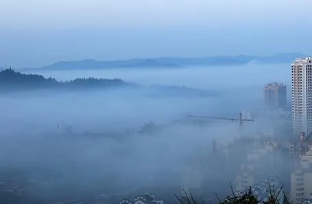 太美了！重庆大足现平流雾美景：宛如仙境