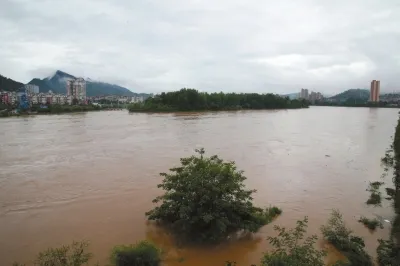 全国近百河流发生超警洪水 长江水倒灌鄱阳湖