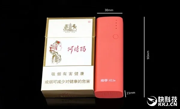 南孚iPhone 7迷你充电宝图赏：仅打火机大小