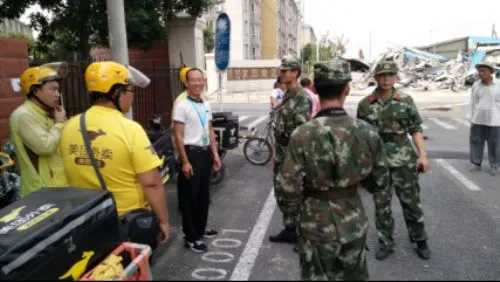 北京新宫突发大火 美团外卖迅速响应支援消防战士