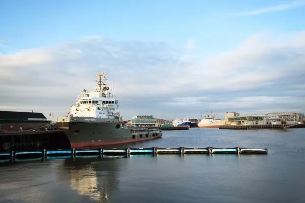 “海洋清洁计划”漂浮障碍原型现身荷兰海域