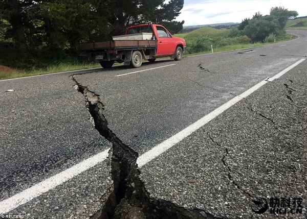 新西兰7.8级巨震现场：道路撕裂、一片狼藉