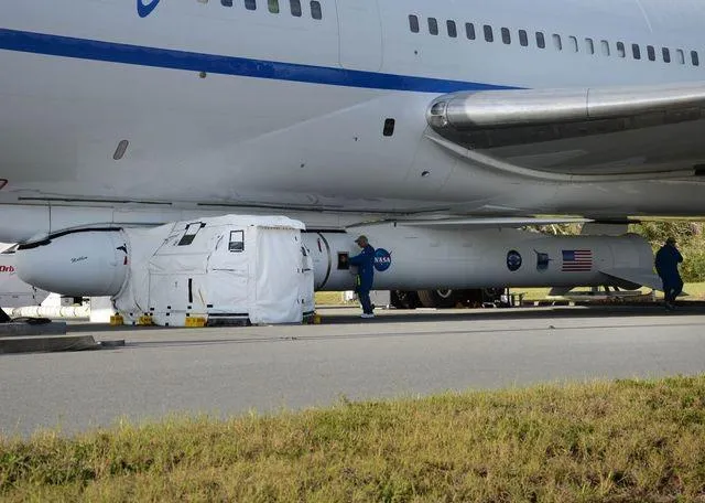 美公司成功用飞机空射火箭 将NASA八颗小卫星送入太空