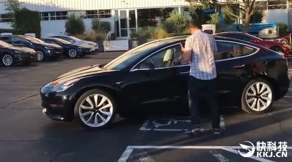 24万平民神车！特斯拉Model 3量产版首曝：配大号iPad