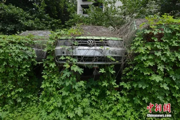 成都汽车坟场堆积如山：中国经典车型都在这