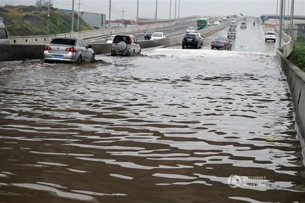 郑州暴雨下瘫城市：高架桥瞬间变游泳池